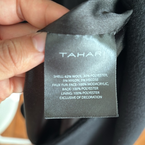 Elegant, beautiful Tahari faux fur trim wool coat. Fur collar is detachable. - Picture 5 of 5